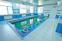 Капитальный ремонт бассейна был сделан в 2020 году,есть система фильтрации воды и кондиционер для поддержания правильной температуры и влажности помещения