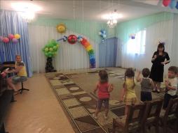Музыкальный зал расположен рядом с физкультурным залом, так же используется для занятий по физкультуре и музыкальному развитию детей с 2-7 лет