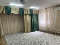 Музыкальный зал расположен рядом с физкультурным залом, так же используется для занятий по физкультуре и музыкальному развитию детей с 2-7 лет